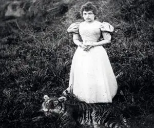 سفر به دوره قاجار؛ عکس یادگاری همزاد فردوسی پور با ببر مازندران تو دوره قاجار