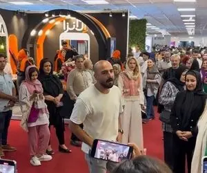 آواز احساسی؛ این پسر حنجره طلا وسط پاساژ زد زیر آواز؛ فقط اونی که واسش میکروفون آورد