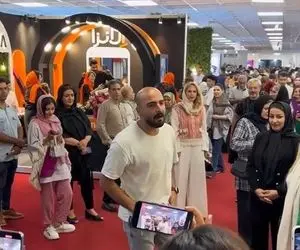 آواز احساسی؛ این پسر حنجره طلا وسط پاساژ زد زیر آواز؛ فقط اونی که واسش میکروفون آورد