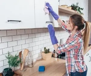 ترفندای خونگی واسه تمیز کردن کابینت؛ با چیز میزای خیلییی راحت کابینت سفیدتو برق بنداز!