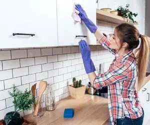 ترفندای خونگی واسه تمیز کردن کابینت؛ با چیز میزای خیلییی راحت کابینت سفیدتو برق بنداز!