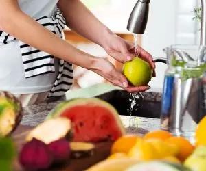 میخوای شست و شوی میوه رو اصولی بلد شی؟ ترفنداشو واسه انواع نرمالو و پوست کلفتش گفتمِت!