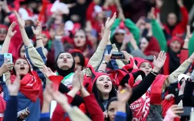 زنان و مردان در مشهد تماشاگر تیم ملی