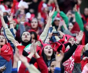 زنان و مردان در مشهد تماشاگر تیم ملی