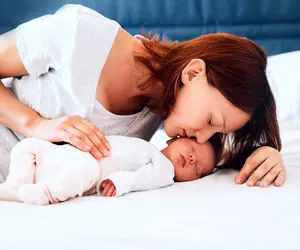خوابیدن کودک در تخت نوزادی یا کنار والدین؟ 8 نکته مهم که باید بدانید