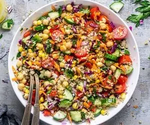 طرز تهیه سالاد کینوا با سیب زمینی تنوری؛ خوشمزگیش عجیب روح و روانتُ به هم میریزه!