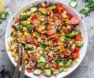 طرز تهیه سالاد کینوا با سیب زمینی تنوری؛ خوشمزگیش عجیب روح و روانتُ به هم میریزه!