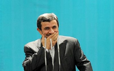 چرا احمدی نژاد از ۳۰۰ متری بیت رهبری کفش هایش را در می آورد؟