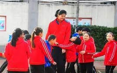(عکس) ژانگ زی یو بسکتبالیست 14 ساله چینی با 2 متر و 30 سانت قد!