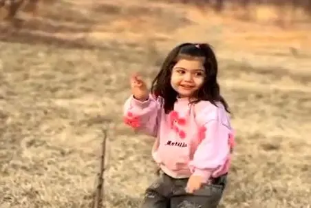 آواز شاد؛ رقص باحال و ناز دختربچه کیوت تو دشت و دمن که همه رو آب قند لازم کرده