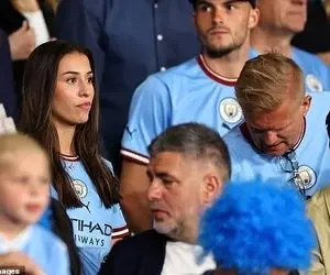 (عکس) یادگاری هالند و نامزد جذابش با کاپ قهرمانی