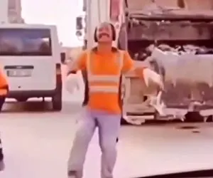 آواز اصیل؛ این رفتگر شهرداری دل همه رو خون کرد با رقصش طفلی چه دل صافی داره