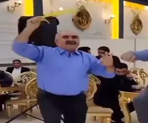 آواز شاد؛ پایکوبی مرد تپلی وسط تالار عروسی با این هیکل چطوری میتونه این حرکاتو بزنه
