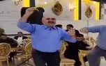 آواز شاد؛ پایکوبی مرد تپلی وسط تالار عروسی با این هیکل چطوری میتونه این حرکاتو بزنه