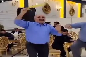 آواز شاد؛ پایکوبی مرد تپلی وسط تالار عروسی با این هیکل چطوری میتونه این حرکاتو بزنه