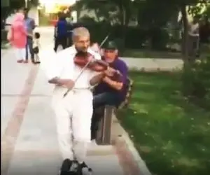 آواز خیابانی؛ پیرمرد تو جمع رفیقاش چه رقصی میره و بابا کرم میزنه خیلی انعطاف پذیره