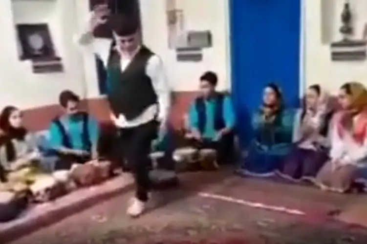 آواز محلی؛ مازنی رقصیدن آقاجون نود ساله میون نوه و نتیجه با کلی غرور و باد تو غبغب