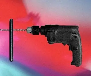 پس پرده تکنولوژی؛ اگر گوشی آیفون رو با دریل سوراخ کنیم چی میشه؟