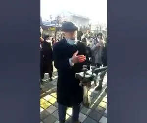 آواز خیابانی؛ ببینید این پیرمرد خوش صدا با آواز سوزناک چجور همه رو تحت تاثیر قرار داد