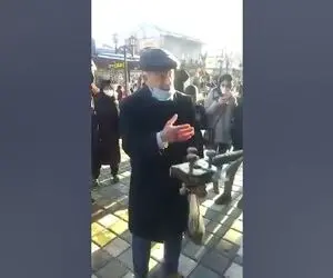 آواز خیابانی؛ ببینید این پیرمرد خوش صدا با آواز سوزناک چجور همه رو تحت تاثیر قرار داد