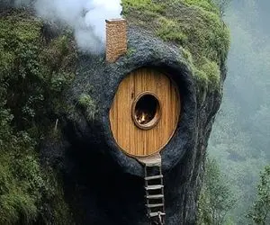 معماری خلاقانه؛ وسط جنگل تو شکاف کوه خونه ساخت دایره ای از حمله خرس در امان باش