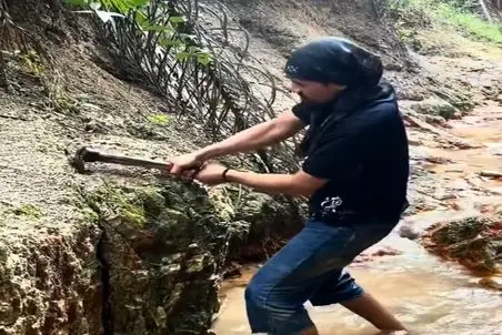 معماری طبیعت؛ بنده برگزیده اینه سنگو کنار رود چکش زد پولدار شد