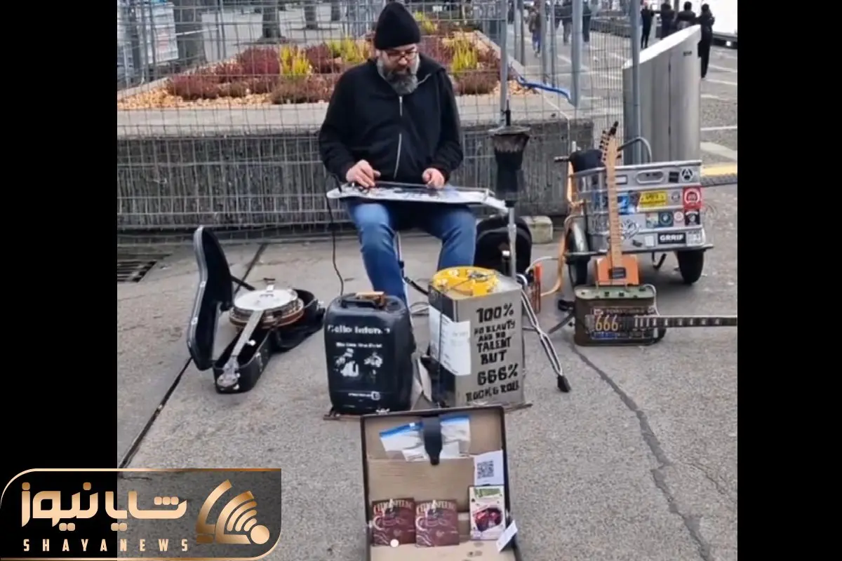 آواز خیابانی؛ ببینید این آقای ریشو چه بامزه میزنه و خارجی میخونه فقط صدای  ساز دهنیش