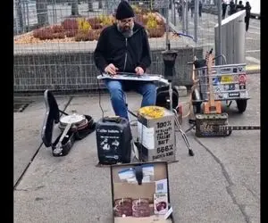 آواز خیابانی؛ ببینید این آقای ریشو چه بامزه میزنه و خارجی میخونه فقط صدای  ساز دهنیش