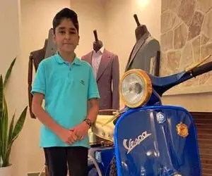 آواز جگرسوز؛ علی طولابی رو نیمکت چه با ابهت تک و تنها از شجریان میخونه حواسش نیست