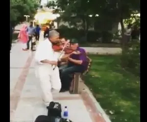 آواز خیابانی؛ جمع جمع پیرمردهاست ببینید چطور آهنگ بابا کرم رو میزنه فقط حرکات موزونش