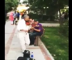 آواز خیابانی؛ جمع جمع پیرمردهاست ببینید چطور آهنگ بابا کرم رو میزنه فقط حرکات موزونش