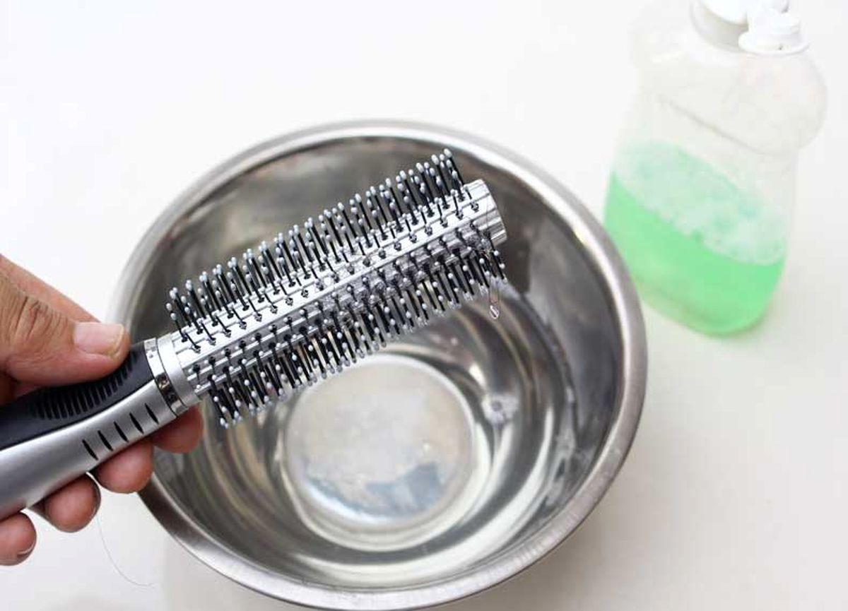 Clean-Hairbrushes-and-Combs-www.koorook.com-1