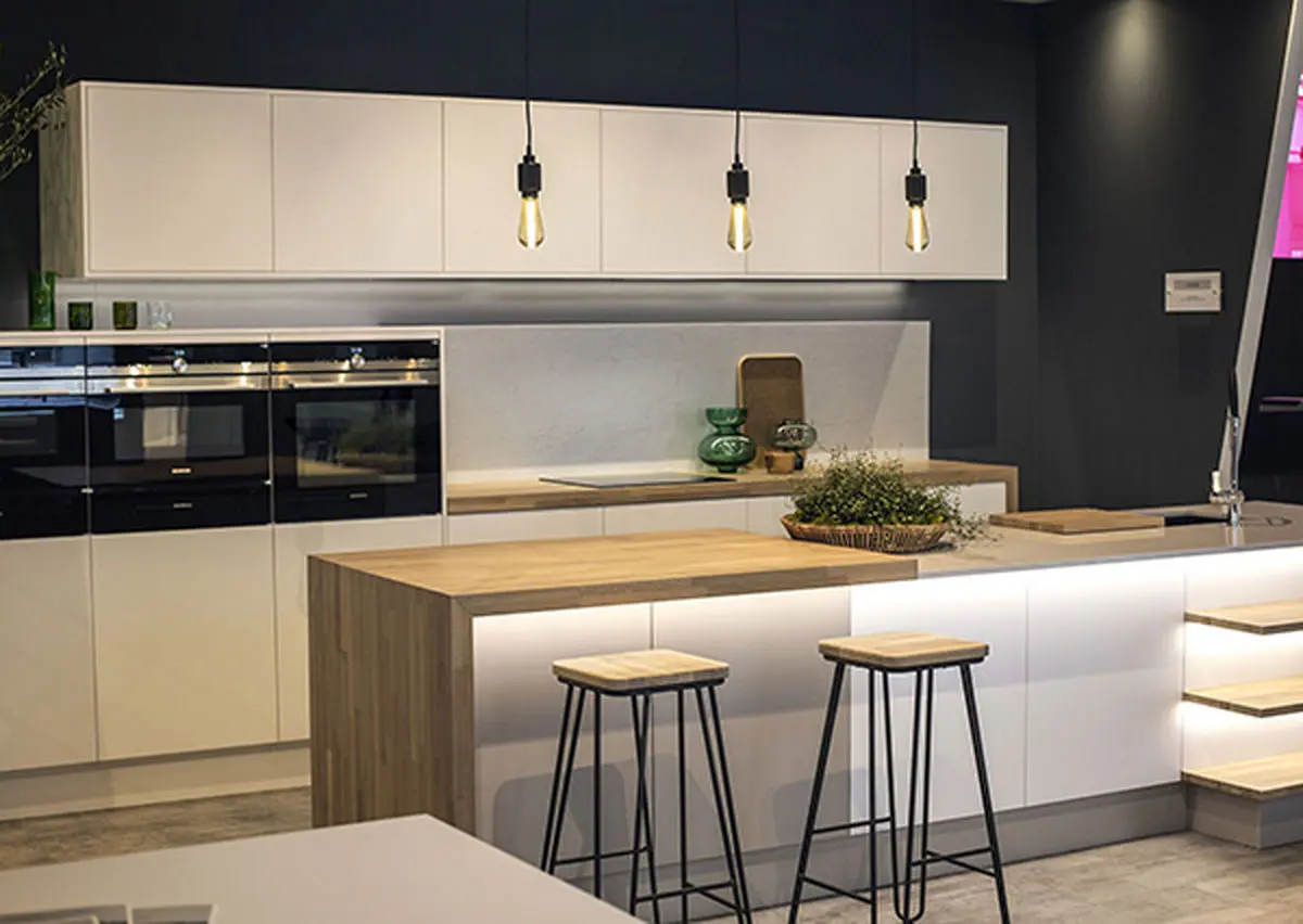 جزیره آشپزخانه با میز بار و صندلی_های شیک