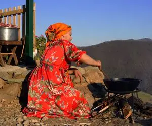 غذای خوش پخت دهاتی؛ طبخ خورشت قیمه با گوشت گوسفندی تو طبیعت باصفا سالاد شیرازی رو