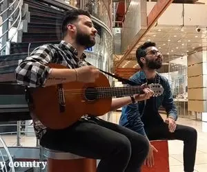 آواز خیابانی؛ دو جوان مشهدی با گیتار و ساز کوبه ای سروناز حامدی رو چه عالی می خونن