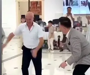 آواز شاد؛ پیرمرد سیم هاش قاطی شده آفتاب بالانس میزنه و چه رقص تکنویی میره