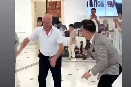 آواز شاد؛ پیرمرد سیم هاش قاطی شده آفتاب بالانس میزنه و چه رقص تکنویی میره