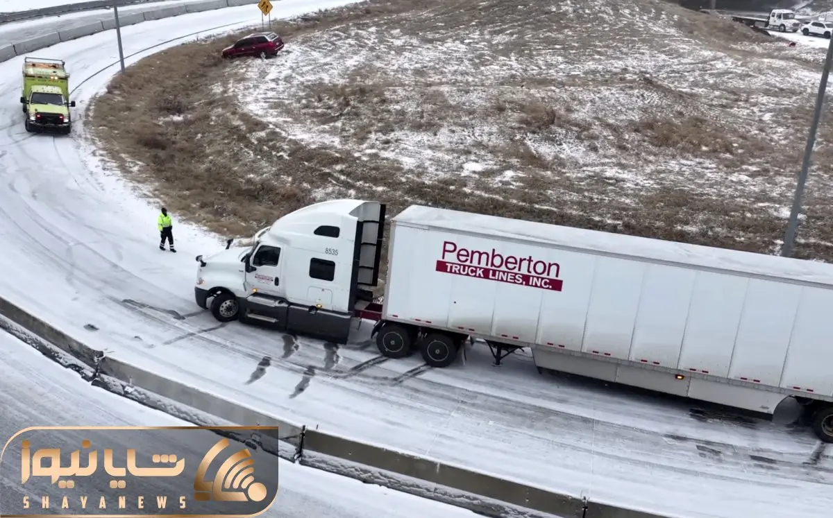 جا به جایی های جانکاه؛ تریلی تو یخ و برف گیر افتاد و هر چی گاز میده بیشتر سر میخوره