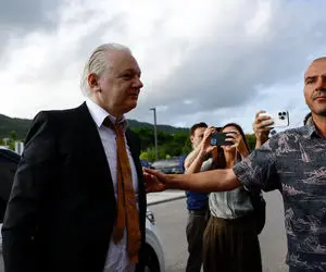 تیشرت خاص جولیان آسانژ در جشنواره کن خبرساز شد