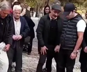 آواز احساسی؛ همایون شجریان سرمزار پدرش تعظیم کرد و قبر رو با اشک بوسید فقط آهنگ و ملت