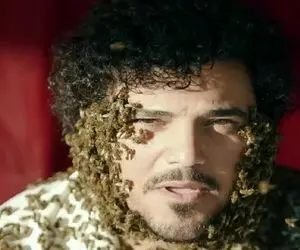 آواز احساسی؛ جلل الخالق خواننده معروف سرتا پاشو زنبور پر کرده و آهنگ مال من باشو خوند