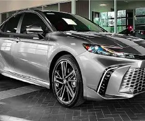 دنیای خودروسازی؛ تویوتا کمری XSE 2025 سدان روزمره کم مصرف با فیس اسپرت و تهاجمی 