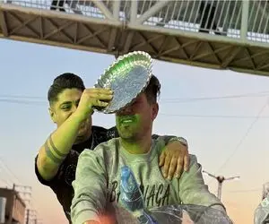 سکانس خندان؛ رفیقای آقاهه میان باهاش شوخی پشت وانتی بکنن کارما میزنه پس کلشون