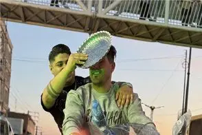 سکانس خندان؛ رفیقای آقاهه میان باهاش شوخی پشت وانتی بکنن کارما میزنه پس کلشون