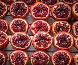 ترفند خلاقانه؛ از الان یاد بگیر برا شب چله انارو اینجوری برش بدی درسته دربیاد حظ کنی