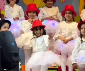 آواز شاد؛ دخترک فسقلی تو مهد جوری رقصید مثلا قرار بود نمایش اجرا کنه ولی نکرد