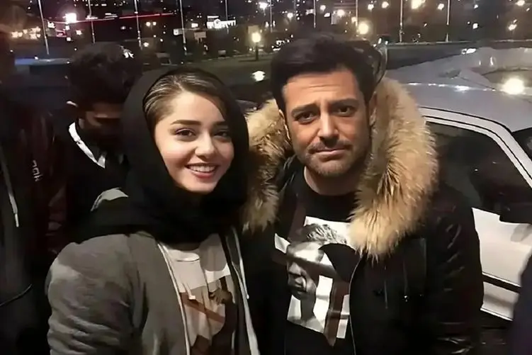 آواز احساسی؛ تو کنسرت نذاشتن گلزار بخونه چنان با جذبه و اخمو طور نشسته گیتار میزنه