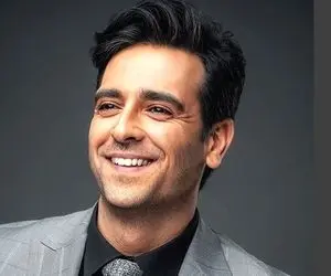 آواز احساسی؛ امیرحسین آرمان شیک و پیک کرده و با غمزه آهنگ آهای دختر چوپون رو میخونه 