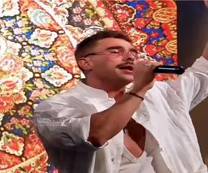 آواز شاد؛ خواننده روس روزی عاشق تو بودم آرش میخونه دنیا به تسخیر آهنگ ایرانی در میاد 