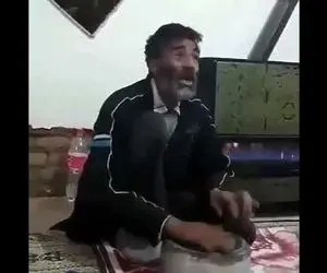 آواز خیابانی؛ خواننده معتاد خوش صدا که به زیبایی آهنگ محبت ایرج خواجه امیری رو خوند 